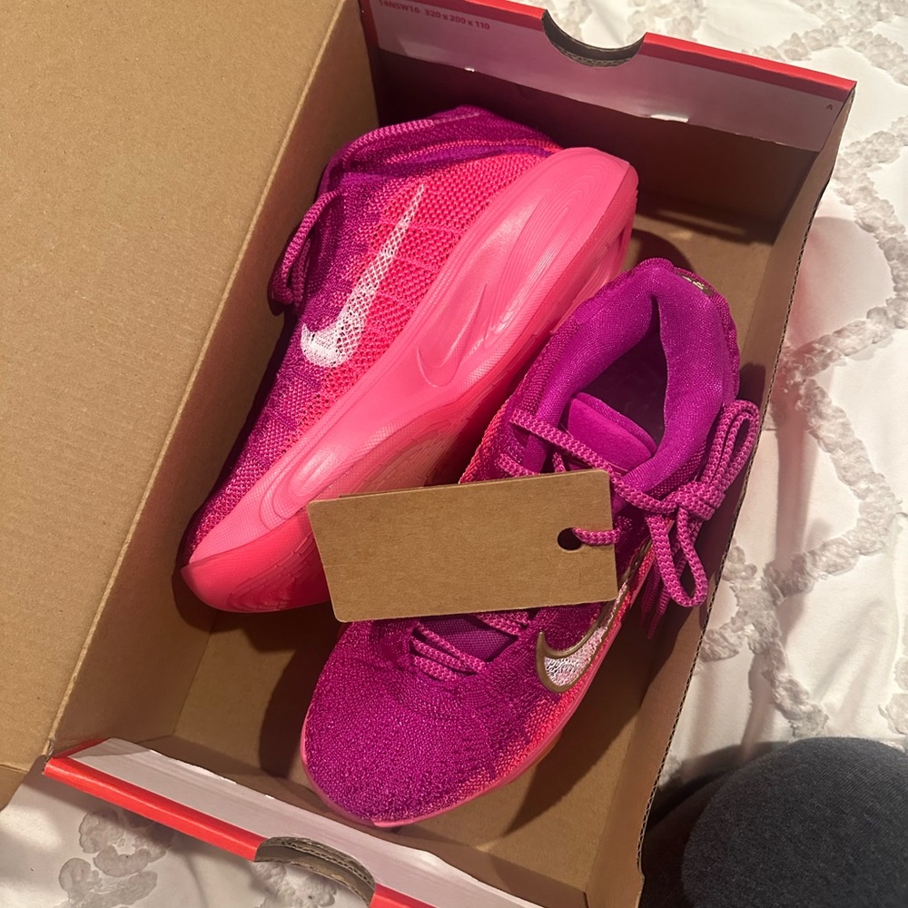 Brand new Nike Women's GT hustle 3 Athletic Shoes